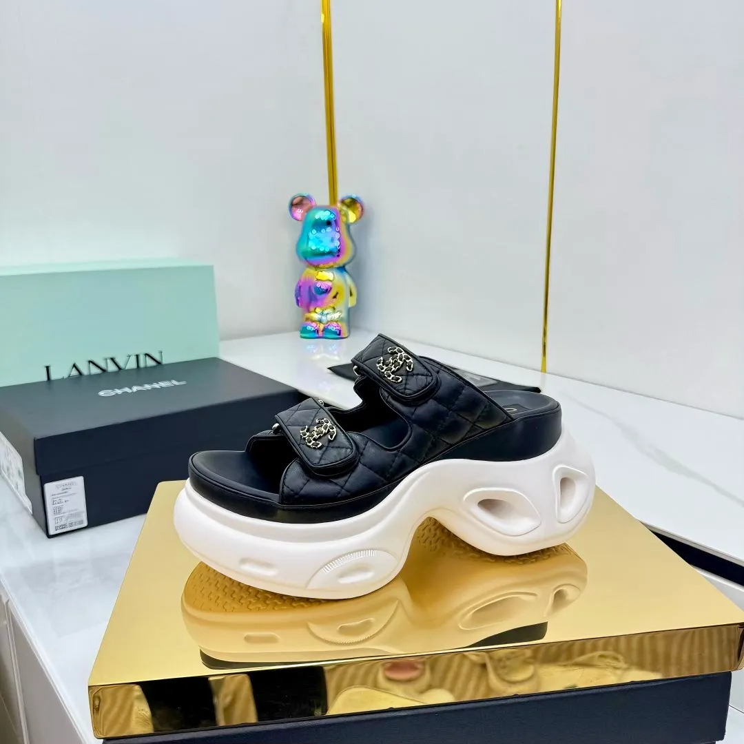 👟👟Ex-factory price 680👟👟 Top version... Chanel｜Chanel Xiaoxiang Velcro Beach Slippers Slippers Casual Beach Shoes 25ss Spring and Summer New Style! Beach shoes are a hit all over the internet! The latest model from the counter, I am still willing to buy it on my feet. It must be ranked among the most popular models. It is invincible in all seasons. Various bloggers and Internet celebrities can see the matching styles. Highly recommended. Pearlescent sheepskin upper, sheepskin lining, suede for feet. Original open-molded TPU outsole size: 35-40 (customized for 40 and 41). Full set of original packaging 👉 👉 👉 👉 👉